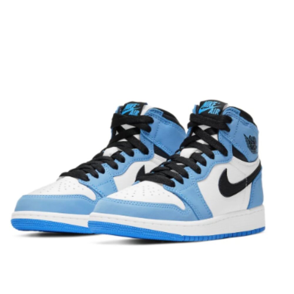 Jordan 1 Retro High OG “University Blue” – GS 3.5Y / WMNS 5 – DS